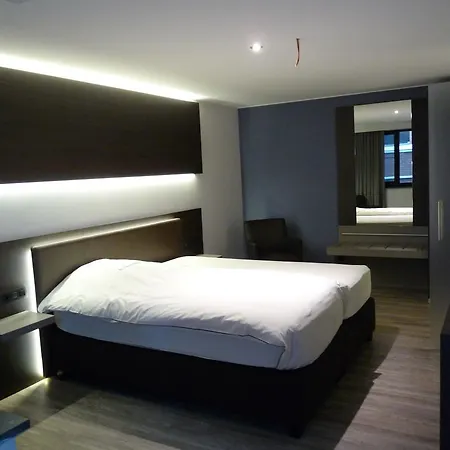 Au Royal Hotel *